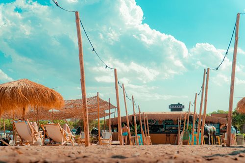 Kraken Beach Bar. Ο νέος σου καλοκαιρινός προορισμός για μουσικές, cocktails, surf και φαγητό