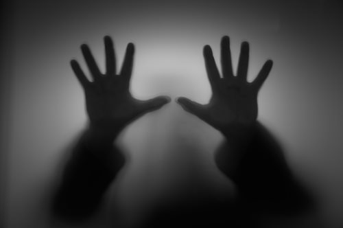 Μέσα στο μυαλό του εγκλήματος: Γιατί το true crime μας καθηλώνει τόσο πολύ;