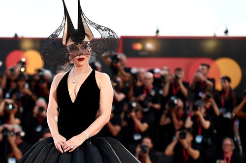 Φεστιβάλ Βενετίας 2024: Η Lady Gaga με Christian Dior Haute Couture και ένα επιβλητικό headpiece