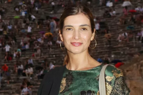 Υπέροχη στα λευκά: Η Αντιγόνη Κουλουκάκου ήταν η πιο καλοντυμένη παρουσία στην Επίδαυρο