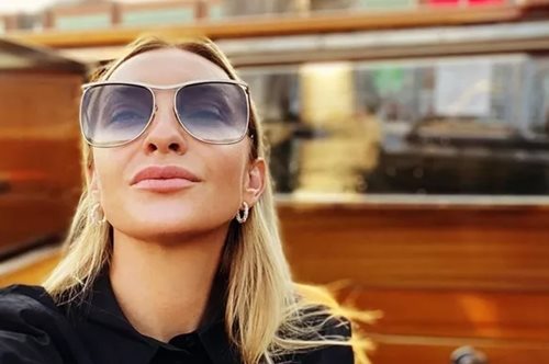 Ρούλα Ρέβη: Ποζάρει με ολόλευκο ψηλόμεσο μπικίνι και αποδεικνύει πως έχει στιλ ακόμη και στην παραλία