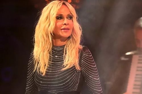 Άννα Βίσση: Ποζάρει χαμογελαστή με τον μικρότερο γιο του Νίκου Καρβέλα