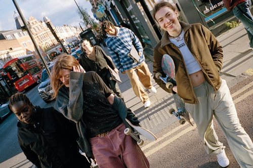 Αυτά είναι τα iconic sneakers που θα πρωταγωνιστήσουν στις εμφανίσεις της νέας σεζόν