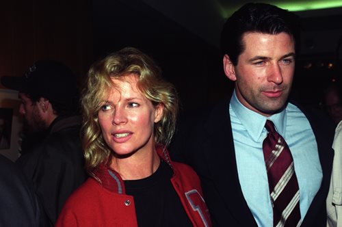 Κιμ Μπάσιντζερ: Ο φλογερός έρωτας με τον Άλεκ Μπάλντουιν, ο γάμος, το παιδί και το πιο επώδυνο διαζύγιο στην ιστορία του Χόλιγουντ