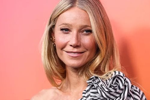 Η Γκουίνεθ Πάλτροου κάνει διαλογισμό με τα μάτια ανοιχτά για να συνδεθεί με τον 