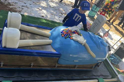 Οικογένεια θάβει τη γιαγιά σε ένα φέρετρο με θέμα τα M&M