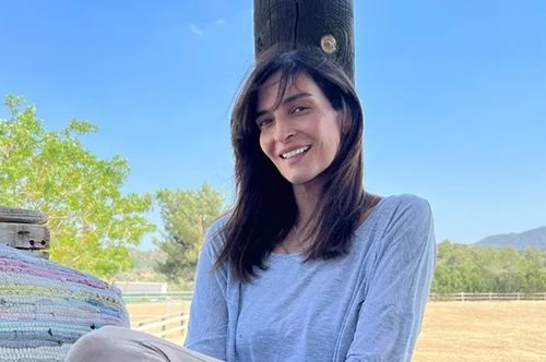 Αντιγόνη Κουλουκάκου: Ποζάρει topless μόνο με το εσώρουχό της και ξεσηκώνει