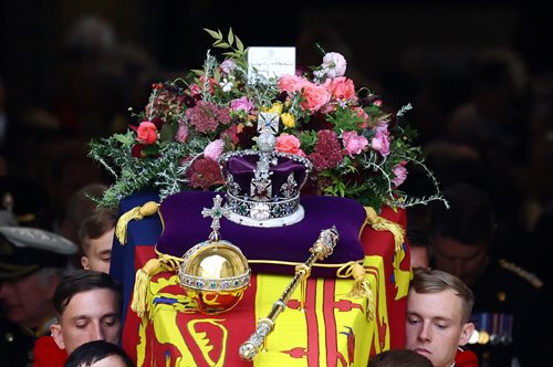 Κηδεία βασίλισσας Ελισάβετ| Tο Παλάτι λύγισε