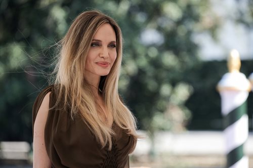Φεστιβάλ Βενετίας 2024: Η Αντζελίνα Τζολί ως Ελληνίδα θεά, με μια εμφάνιση 
