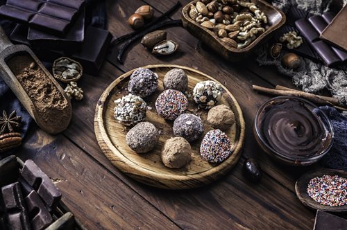 Ταχινάκια σοκολάτας χωρίς ζάχαρη, χωρίς βούτυρο, χωρίς ψήσιμο: Μπουκιά και έξτρα ενέργεια