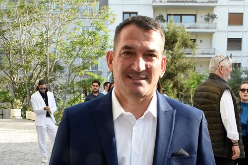 Ο Πύρρος Δήμας φωτογραφήθηκε αγκαλιά με τον Snoop Dogg στο Παρίσι