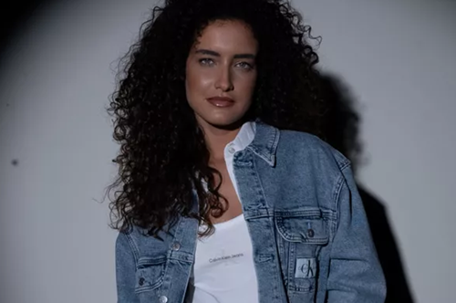 H μόδα των 90s επιστρέφει: Τα κομμάτια Calvin Klein που δεν πρέπει να λείπουν από τη γκαρνταρόμπα σου