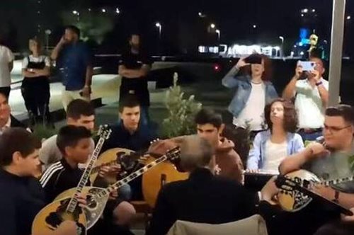 Ο Σταύρος Ξαρχάκος συγκινεί καθώς διήθυνε παιδιά που έπαιζαν μουσική σε ταβερνάκι της Σύρου