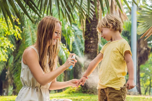 Απεχθάνεσαι τη σιτρονέλα; Βρήκαμε μία αποτελεσματική εντομοαπωθητική λοσιόν με άρωμα καφέ