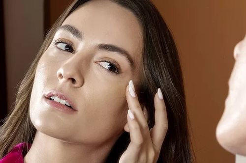 Τα μυστικά των it girls για επιδερμίδα τόσο λεία που μοιάζει με φίλτρο