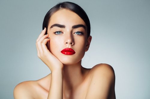 Αυτό είναι το καλύτερο προϊόν φροντίδας για μακριές βλεφαρίδες και πλούσια φρύδια