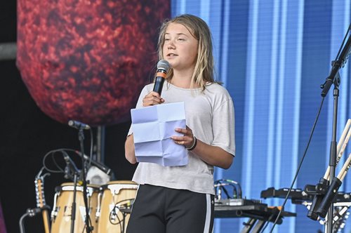 Η Γκρέτα Τούνμπεργκ τρολάρει τον influencer Άντριου Τέιτ, ο οποίος συνελήφθη για εμπορία ανθρώπων και βιασμό