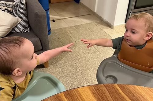 Ισραήλ: Τα δίδυμα που βρέθηκαν 12 ώρες αφότου η Χαμάς σκότωσε τους γονείς τους