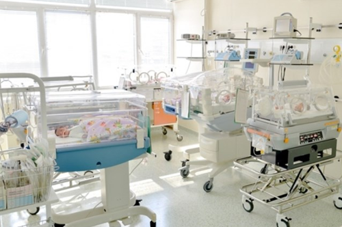 Τραγικό: Μπέρδεψαν τα μωρά σε μαιευτήριο στη Λάρισα - Σαστισμένο το ζευγάρι που του έδωσαν λάθος... παιδί