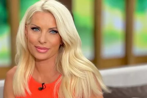 Η Ελένη Μενεγάκη φόρεσε το πιο λουλουδάτο φόρεμα από τη Zara για το καλοκαίρι