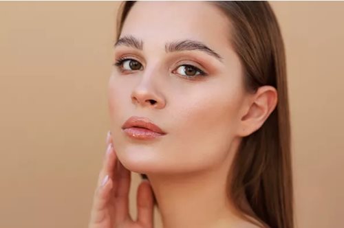 Banana botox: Ποια είναι η φυσική μέθοδος αντιγήρανσης για την οποία μιλούν όλοι στο TikTok;