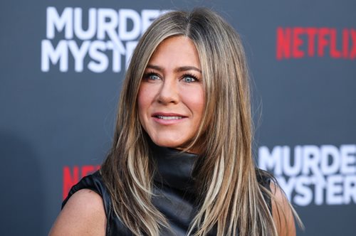 Η συναρπαστική ζωή της Τζένιφερ Άνιστον μέσα σε μίνι φόρεμα