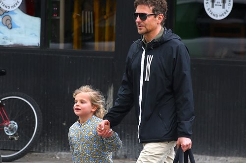 Μπράντλεϊ Κούπερ: Χαζομπαμπάς χέρι χέρι με την κατάξανθη κόρη του