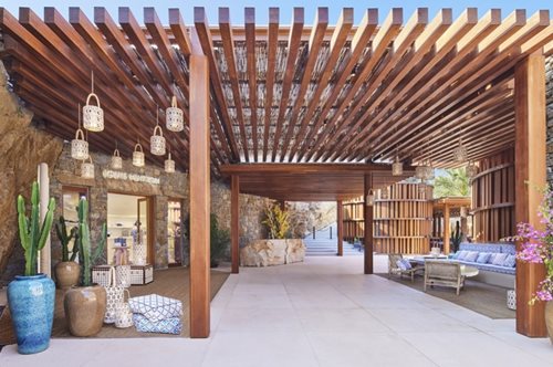 Ο οίκος Louis Vuitton εγκαινίασε την pop up μπουτίκ του στη Μύκονο