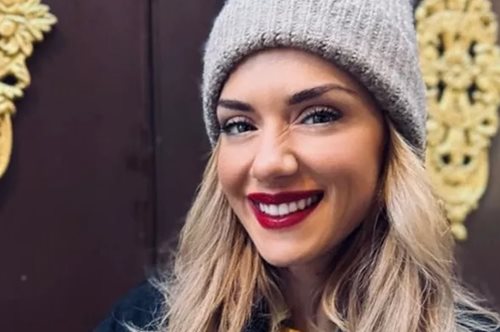 Εύα Τσιμιτσέλη: Με λυτά τα μακριά της μαλλιά και φορώντας πιτζάμες βλέπει Harry Potter και 