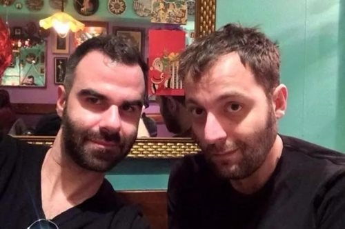 Αύγουστος Κορτώ: To Facebook κατέβασε φωτογραφία όπου φιλιέται με τον σύζυγό του