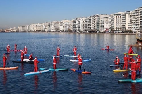Ντυμένοι Άγιοι Βασίληδες διέσχισαν τον Θερμαϊκό κάνοντας SUP
