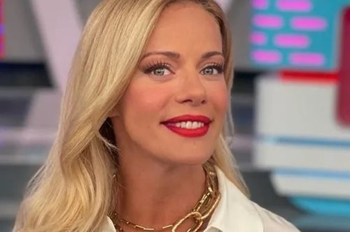 Ζέτα Μακρυπούλια: Φωτογραφίζεται πιο σέξι από ποτέ φορώντας μόνο ένα σακάκι και ψηλοτάκουνα παπούτσια