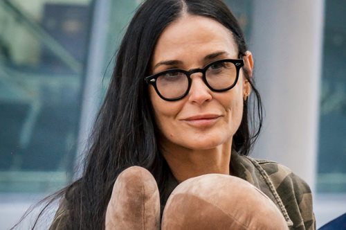 Ντέμι Μουρ: Στα 60 της ποζάρει με την εγγονή της αγκαλιά φορώντας το μπικίνι της