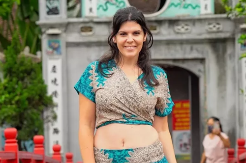 Ηλέκτρα Αστέρη: Η σύζυγος του Ευτύχη Μπλέτσα ποζάρει με μπικίνι και στέλνει το δικό της μήνυμα