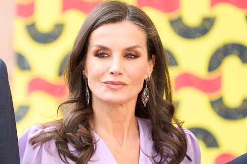 Η βασίλισσα Λετίσια παραδίδει μαθήματα κομψότητας με total white look