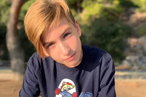 Ανδρέας Καρβέλας: Αυτός είναι ο cool, κατάξανθος γιος της Αννίτας Πάνια και του Νίκου Καρβέλα