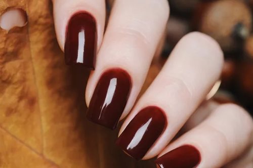 Έχεις λεπτά νύχια που σπάνε εύκολα; Το TikTok trend που υπόσχεται πιο δυνατά νύχια σε μόλις 1 εβδομάδα