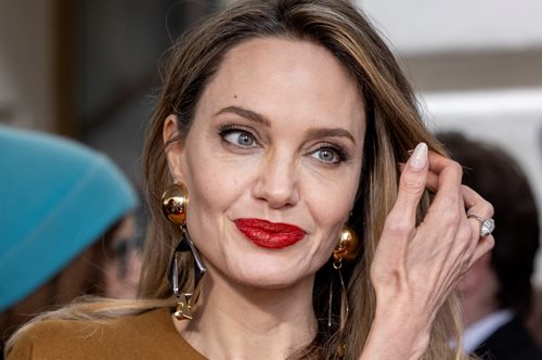 Η Αντζελίνα Τζολί, προέβη σε κάτι που δεν το συνηθίζει - Έκανε Instagram official τη σχέση της με τον ράπερ Akala