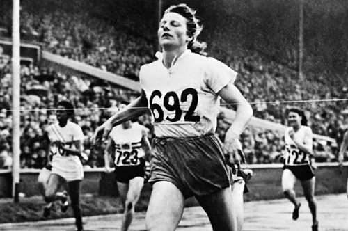 Η Βασίλισσα με τα Ανδρικά Πόδια