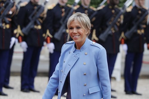 Μπριζίτ Μακρόν: Απαστράπτουσα στον Λευκό Οίκο με maxi side-slit τουαλέτα