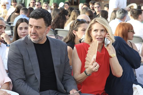 Chic στα κόκκινα η Τζένη Μπαλατσινού σε επίδειξη μόδας - Με αξύριστο look o Βασίλης Κικίλιας