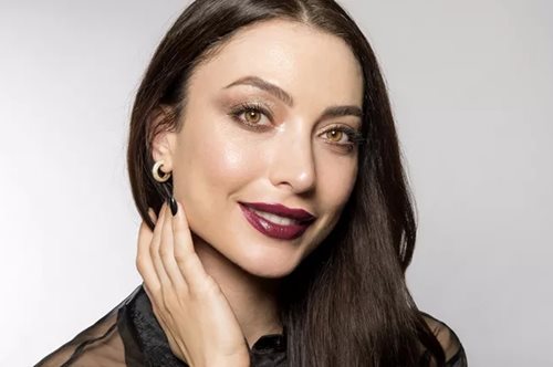 Holiday Party Glam: Πώς να πετύχεις το πιο εντυπωσιακό μακιγιάζ για τα γιορτινά parties