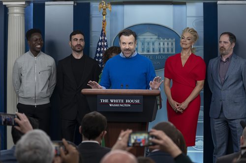 Ο Τζέισον Σουντέικις και το cast της σειράς 