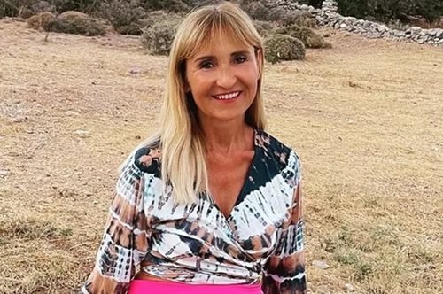 Μάρα Ζαχαρέα: Στην παραλία με ψάθινο καπέλο και μαντήλι σε φλούο χρώμα