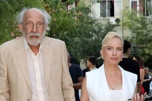 Αλέξανδρος Λυκουρέζος | Με γοητευτική συντροφιά σε θεατρική πρεμιέρα