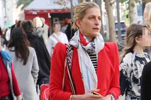 Η Τατιάνα Μπλάτνικ φόρεσε το κόκκινο κοστούμι με τον πιο φινετσάτο τρόπο