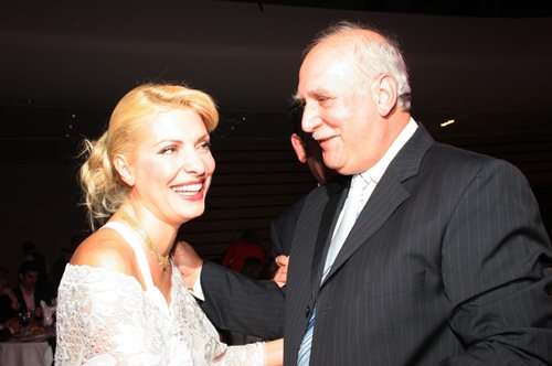 25 χρόνια πριν: Ελένη Μενεγάκη, Γιώργος Παπαδάκης και Ανδρέας Μικρούτσικος ποζάρουν αγκαλιά σε εξώφυλλο περιοδικού