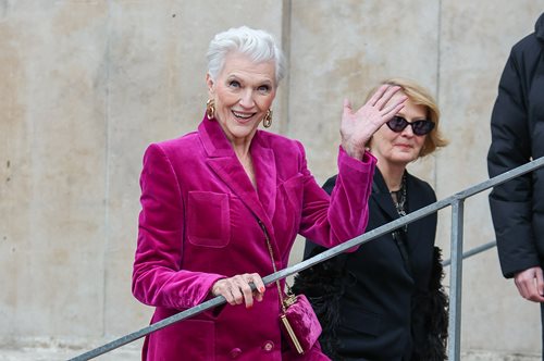 Μάγιε Μασκ: Η μητέρα του Έλον Μασκ στην Σαντορίνη