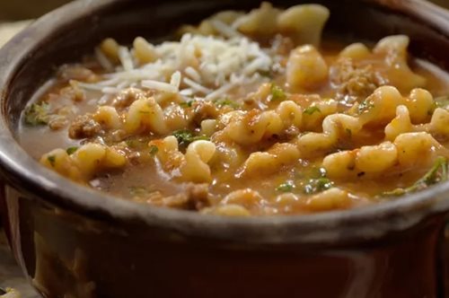 Τα συνδυάζει όλα: Η viral σούπα του TikTok που θυμίζει μακαρόνια με κιμά