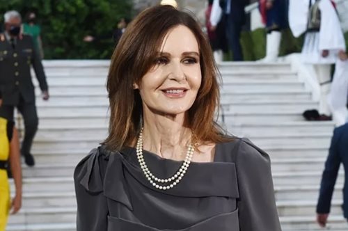 Κάτια Δανδουλάκη: Το διαχρονικό άρωμα που έχει πάντα στο καμαρίνι της